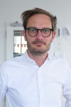 Tilman Aretz, Chefredakteur n-tv.de, produziert die erfolgreichste deutsche Nachrichten-App, warnt aber vor blinder Technikgläubigkeit. Bild: "obs/ mediummagazin 3/2018".