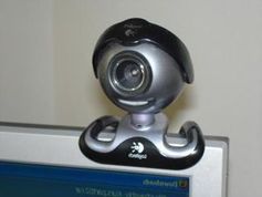 Webcam: 3D-Gestensteuerung über Laptop. Bild: pixelio.de, Dumler