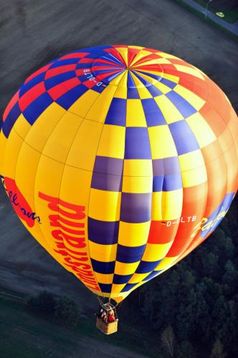 Heißluftballon mit Personen im Korb (Symbolbild)