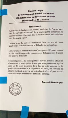 Dieses Dokument wurde an den Fassaden von Gebäuden angebracht, die von subsaharischen Migranten in Zouara frequentiert werden Bild: FDS/UM/Eigenes Werk