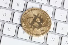 Bitcoin auf Computertastatur als Klimakiller.