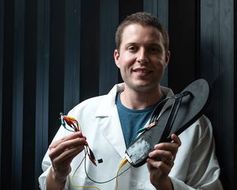 Michael Stanford präsentiert eine stromerzeugende Sandalette.