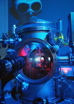 Hier beobachtet der Jenaer Physiker Michael Zürch das Argon-Plasmaleuchten in einer Erzeugungskammer. Das Edelgas Argon wird dabei mit einem Femtosekundenlaser beschossen, es entstehen sogenannte optische Wirbel.
Quelle: Foto: Jan-Peter Kasper/FSU (idw)