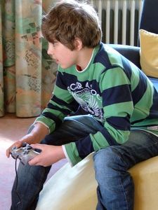 Spielender Junge: Eine Stunde am Tag schadet nicht. Bild: pixelio.de, schemmi
