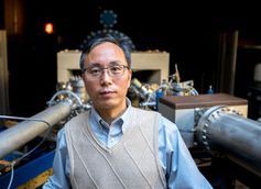 Der texanische Wissenschaftler Jiming Bao in seinem Labor.