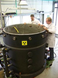 Forscher überprüfen die zwei Kubikmeter großen, mit einem starken Filtersystem ausgestatteten Wassertanks.
Quelle: © Fraunhofer IME (idw)