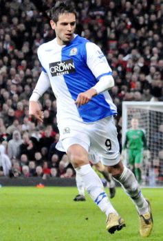 Santa Cruz (2009) im Trikot der Blackburn Rovers