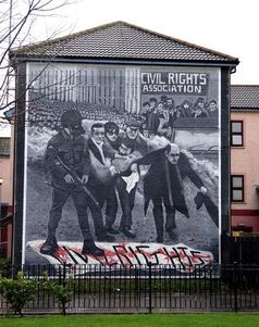 Wandbild zur Erinnerung an den „Bloody Sunday“, Bogside, Derry, Nordirland. Bild: SeanMack