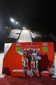 Severin Freund, Kamil Stoch und Jernej Damjan bei der Siegerehrung. Bild: Frank Breuers