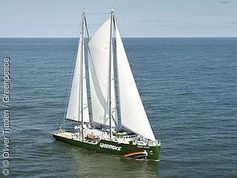 Das neu gebaute Greenpeace Schiff Rainbow Warrior III auf der ersten Testfahrt unter Segeln nach Helgoland. Bild: © © Oliver Tjaden / Greenpeace