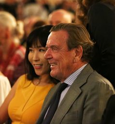 Kim So-yeon und Gerhard Schröder (2018), Archivbild