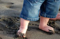 Erste Schritte im Sand: nicht überzuinterpretieren. Bild: pixelio.de, Gonstalla