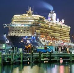 Kreuzfahrtschiff im Hafen: immer mehr reisen damit.