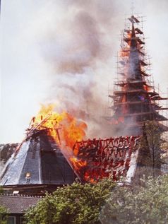 Der Glockenturm steht in Flammen. Bild: Archiv Rudolf Koch
