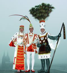 Das Kölner Dreigestirn 2005 (v.l. Jungfrau, Prinz, Bauer)