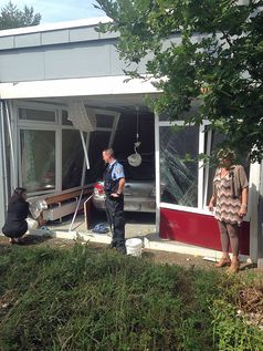 Auto fährt in Kindertagesstätte