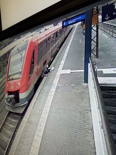 Mann zwischen Bahnsteigkante und Zug eingeklemmt Bild: Polizei