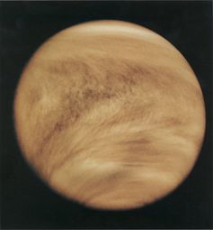 Eine Aufnahme der Venus des Orbiters Pioneer-Venus 1 im ultravioletten Licht (Falschfarben) zeigt deutliche Y-förmige Wolkenstrukturen