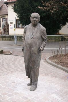Heuss-Plastik aus Bronze vor dem Theodor-Heuss-Museum der Stadt Brackenheim
