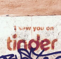 "I saw you on tinder": Kinder müssen gehen. Bild: flickr.com/markheybo