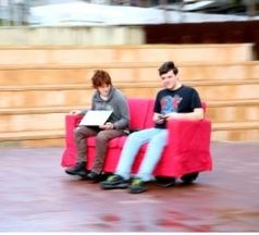 Ingenieurstudenten Laura Hodges und Fred Westling steuern die RoboCouch.
Quelle: Leilah Schubert (idw)