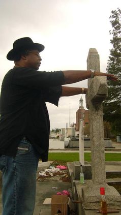 Vodou-Ritual auf einem Friedhof in New Orleans zum Dank an die Geister des Todes für den gut überstandenen Hurrikan Gustav. Bild: Dr. Thiele