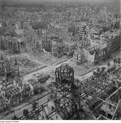 Foto mit dem Blick vom Rathausturm von Dresden nach dem Massenmord der Allierten (1945)