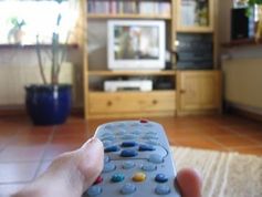 Fernsehen am Fernseher auch TV genannt (Symbolbild)