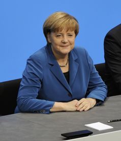Angela Merkel bei der Unterzeichnung des Koalitionsvertrages der 18. Wahlperiode des Bundestages (2013).