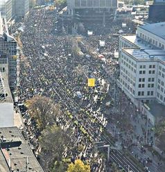 Hundertausende friedliche Demonstranten protestieren für Friede, Freiheit und gegen eine Diktatur am 07.11.2020.