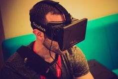 User mit VR-Brille: Kabel stört das VR-Erlebnis. Bild: flickr.com/Nan Palermo
