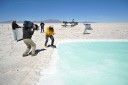 Dreharbeiten am Salar de Uyuni. Hier lagern die größten Lithium-Vorkommen der Erde. Bild: ZDF und Michael Gries