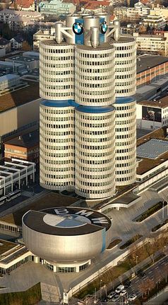 „Vierzylinder“ – BMW-Hauptsitz in München. Bild: Markus Matern / wikipedia.org