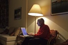 Senior online: kann im Web frei über Sex sprechen. Bild: R. Sturm, pixelio.de