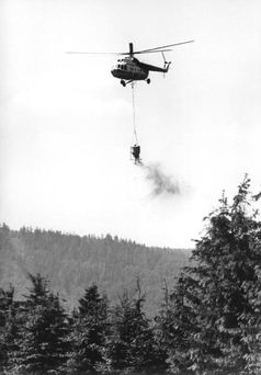Ein Mi-8 bringt Kalkdünger über dem Thüringer Wald aus (1987)