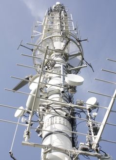 Funkmast: Eine mittelalterliche Technik krassiert: Antennenmasten für G1, 2, 3, 4 und 5 anstatt kostengünstiger und zuverläßiger Satelitenübertragung