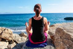Meditierende Frau: Übung stärkt Gefühlsempfindung (Foto: pixelio.de, J. Christ)