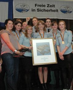 Das erfolgreiche DLRG Team mit dem Deutschlandpokal bei der Siegerehrung. Bild: obs/DLRG - Deutsche Lebens-Rettungs-Gesellschaft