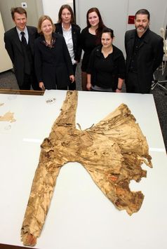 Der prunkvolle 1000 Jahre alte Seidenkaftan wird auch kurze Zeit in der Ausstellung Steppenkrieger des LVR-LandesMuseum Bonn zu sehen sein . v. l. : Prof. Dr. Jan Bemmann, Rheinische Friedrich-Wilhelms-Universität Bonn; Prof. Dr. phil. Annemarie Stauffer, FH Köln; Dr. Anne Sicken, FH Köln; Dipl.-Rest. Laura Peters, FH Köln; Dipl.-Rest. Angelina Klassen, Dr. Michael Schmauder, LVR-LandesMuseum Bonn
Quelle: Foto: Thilo Schmülgen/FH Köln (idw)