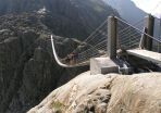 Die Hängebrücke auf dem Weg zur Trifthütte ist zu einer Attraktion geworden.
Quelle: © Geographisches Institut/Universität Zürich (idw)