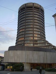Das FSB hat seinen Sitz bei der Bank für internationalen Zahlungsausgleich in Basel in der Schweiz.