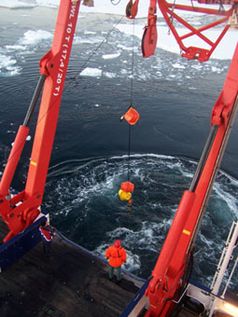 Neue Verankerungen werden ins Wasser gelassen. Foto: Ursula Schauer, Alfred-Wegener-Institut