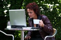 Userin am Laptop: Gesunde Skepsis bei Downloads wichtig. Bild: aboutpixel.de/Sven Brentrup