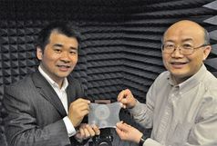 Liang Dong und Jiming Song präsentieren "Meta-Skin". Bild: news.iastate.edu