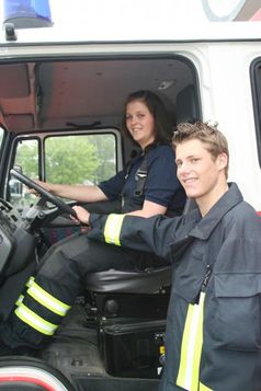 Junge Feuerwehrangehörige haben nun die Möglichkeit, mit dem Feuerwehr-Führerschein Fahrzeuge bis 7,5 Tonnen sowie Anhänger zu fahren. Bild: Günter Fenchel/DFV