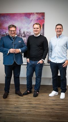 Von links: Bernhard Schindler, CEO Jannis Brendel und Mitgesellschafter Josef Köppl (2025) Bild: THE GROW MATCH FORUM GmbH Fotograf: Rene Schmitt Abtl. Marketing
