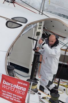 Jörg Riechers auf seinem Boot beim Training für das Barcelona World Race. Bild: "obs/IMOCA Ocean Masters World Championship/Gilles Martin-Raget/BWR"