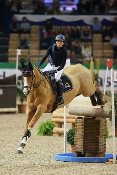 Die Halle tobte als es für Louise Svensson Jähde auf Maybach über die Naturhindernisse im Zeitspringen der Kl. M** ging! Bild: obs/Comtainment GmbH/Stefan Lafrentz