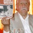 Leo Brawand mit dem Magazin "Diese Woche", Vorläufer des Spiegel, in der Hand. Bild: PR Club Hamburg e.V. 