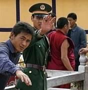 Chinas übermächtiges Militär und Spitzel auf der Jagd nach "respektlosen" Tibetern. Bild: studentsforafreetibet.org